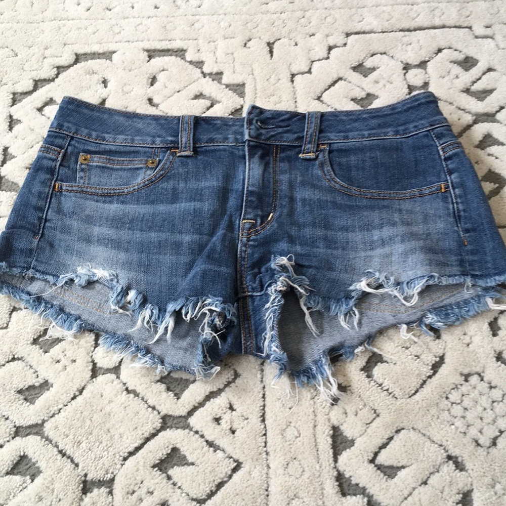 Frayed denim shorts